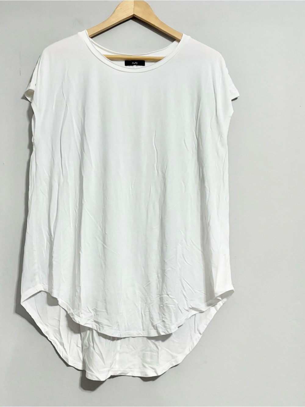 RUTI White Crewneck Short Sleeve Classic T Shirt